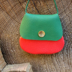 Kleiner 2 in 1 Ökoleder Brustbeutel (ca. 8,5 cm Durchmesser)  / Kinder Portemonnaie in grün/rot mit Druckknopf Erdbeerfarben