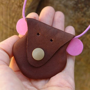 Superwinziges Brustbeutelchen (ca. 5 cm Durchmesser) 2 in 1 mit Maus Tierkopf / Kinder Portemonnaie aus braunem Leder mit pinken Ohren