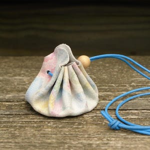 Mini Lederbeutel (ca. 6 cm Bodendurchmesser) zum Umhängen aus buntem Leder in Schlangenhautoptik
