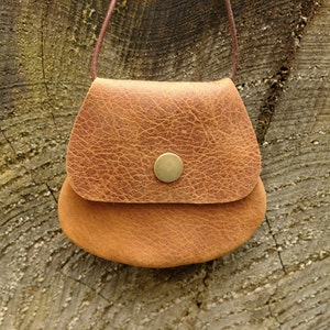 Kleiner 2 in 1 Brustbeutel (ca. 8,5 cm Durchmesser) / Kinder Portemonnaie aus braunem Leder in Antikoptik / Antiklook