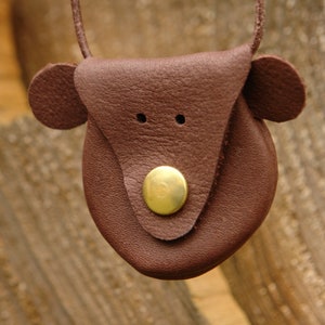 Superwinziges Brustbeutelchen (ca. 5 cm Durchmesser) 2 in 1 mit Maus Tierkopf / Kinder Portemonnaie aus braunem Leder mit Druckknopf