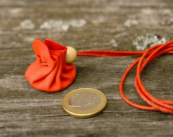 Micro Lederbeutel (ca. 3 cm Bodendurchmesser) aus rotem Leder mit rotem Lederband zum Umhängen für Ringe, Anhänger, Notgroschen