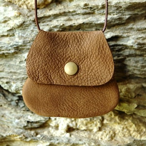 Kleiner 2 in 1 Ökoleder Brustbeutel (ca. 8,5 cm Durchmesser)  / Kinder Portemonnaie in dunkelbraun (gerieft) mit Druckknopf
