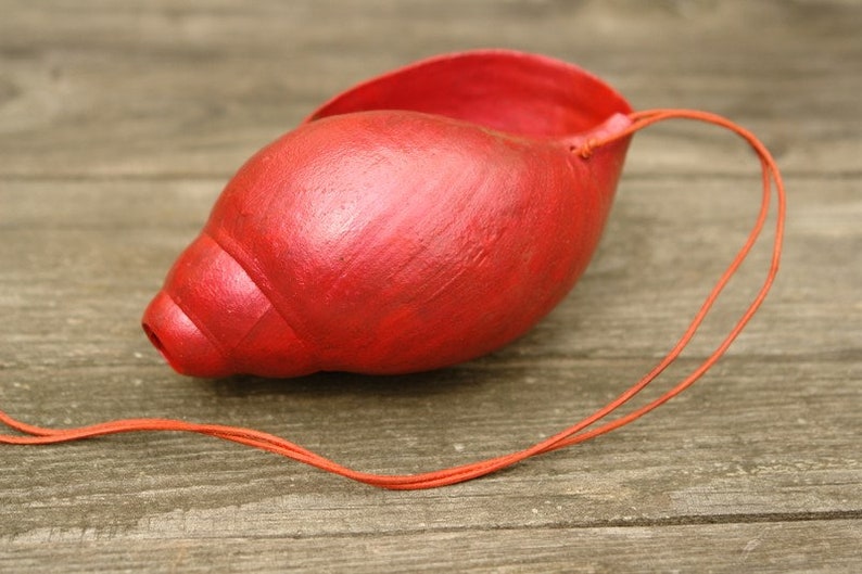 Red snail horn with an amazingly loud sound image 1