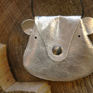 Kleiner 2 in 1 Brustbeutel Glitzer Bär Tierkopf (ca. 8,5 cm Durchmesser) / Kinder Portemonnaie aus silbernem Glitzerleder