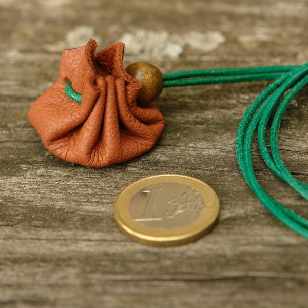 Micro Lederbeutel (ca. 3 cm Bodendurchmesser) aus braunem Leder mit grünem Lederband zum Umhängen für Ringe, Anhänger, Münzen