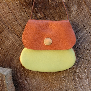 Kleiner 2 in 1 Ökoleder Brustbeutel (ca. 8,5 cm Durchmesser)  / Kinder Portemonnaie in braun/hellgrün mit Druckknopf