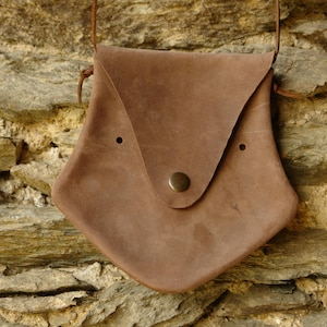 XL Brustbeutel / kleine Umhängetasche, Handtasche aus braunem Schuhoberleder mit Tier Kopf