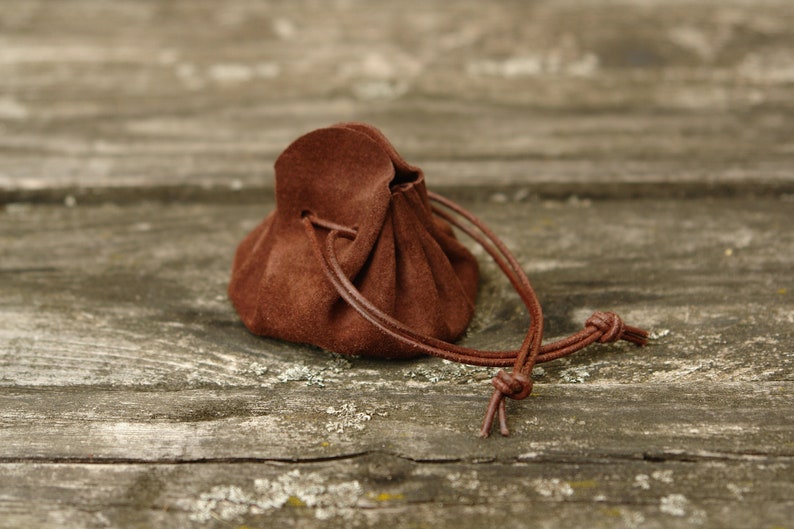 Mini Lederbeutel ca. 6 cm Bodendurchmesser, Farbe: rötlich dunkelbraunes Velourleder, Beutelchen für Kinder Bild 1