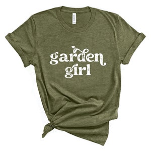 Gartenmädchen T-Shirt in Olivgrün - Unisex - Gärtner T-Shirt - Blumen Bauer T-Shirt - Gartenliebhaber Geschenk - Plant Lady T-Shirt