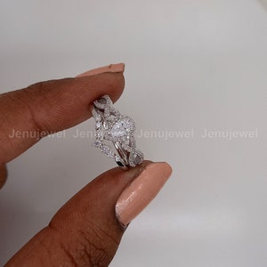 Conjunto de anillos de boda de moissanita talla pera: alianza de boda retorcida de oro blanco de 14 quilates, anillo con halo de moissanita talla pera, alianza a juego, anillo de pedida de mano.