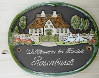 Keramikschild Bauernhaus klassisch mit Gänsen grün