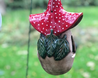 Vogelfutterhaus aus Keramik rot mit Pünktchen