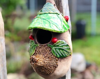 Vogelhaus aus Keramik mit Beeren