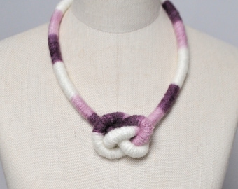 collar de nudo de cuerda gruesa, collar de declaración púrpura lavanda hecho con hilo, collar étnico tribal tejido, joyería de tela de macramé de arte de fibra