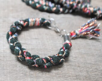 pulsera textil verde con borla de colores, pulsera trenzada de punto grueso, pulsera tejida a mano, joyería de tela boho, idea de regalo para mejores amigas