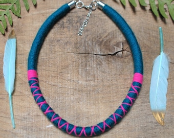 collar de cordón de declaración verde azulado rosa fuerte, collar de cuerda gruesa colorido hecho a mano, collar de tela envuelto en hilo, joyería étnica tejida