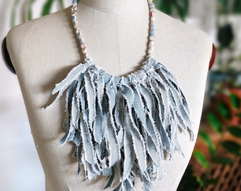 collana lunga in lino e denim con frange, collana in tessuto blu per donne boho, accessori per festival estivi, gioielli slow fashion