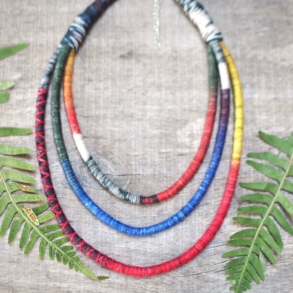 Collier ethnique coloré tissé à la main, collier tribal enroulé de fil, collier africain à triple corde, bijoux en tissu éthique, idée cadeau bohème pour maman