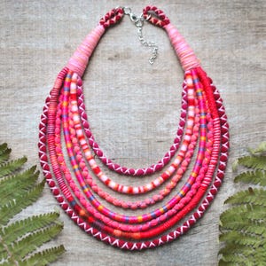 Collar de tela con un toque rojo y rosa, collar de tela reciclada, joyería textil gruesa de múltiples hilos