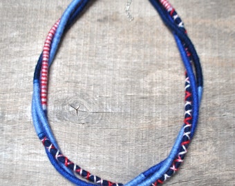 collar náutico tejido a mano, collar de cuerda de declaración hecho de hilo suave, collar minimalista azul marino rojo, accesorios de verano tema marinero