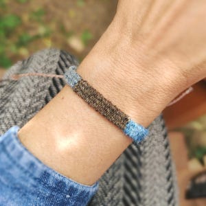 Neutralt handvävt minimalistiskt armband: Jordnära boho textil handledsmanschett, unika boho tygsmycken, justerbar