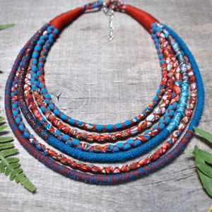 collar de tela de declaración de inspiración étnica para mujeres, collar de estampado africano de múltiples hebras tejido a mano, joyería de tela reciclada sin desperdicio imagen 4