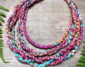 Glanzende felgekleurde stoffen ketting, handgeweven ketting gevlochten touw: boho-statementsieraden, geüpcycled stof