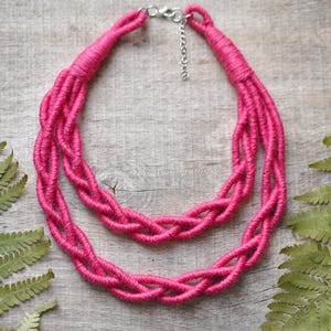 Collar llamativo rosa frambuesa, collar de tela trenzada, joyería boho de hilo