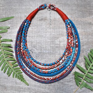 collar de tela de declaración de inspiración étnica para mujeres, collar de estampado africano de múltiples hebras tejido a mano, joyería de tela reciclada sin desperdicio imagen 8