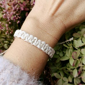 Pulseira de Macramê com Cordão de Cânhamo Natural: Joia Vegana e Ecológica, Pulseira Sobrenatural Ajustável em Bege Claro