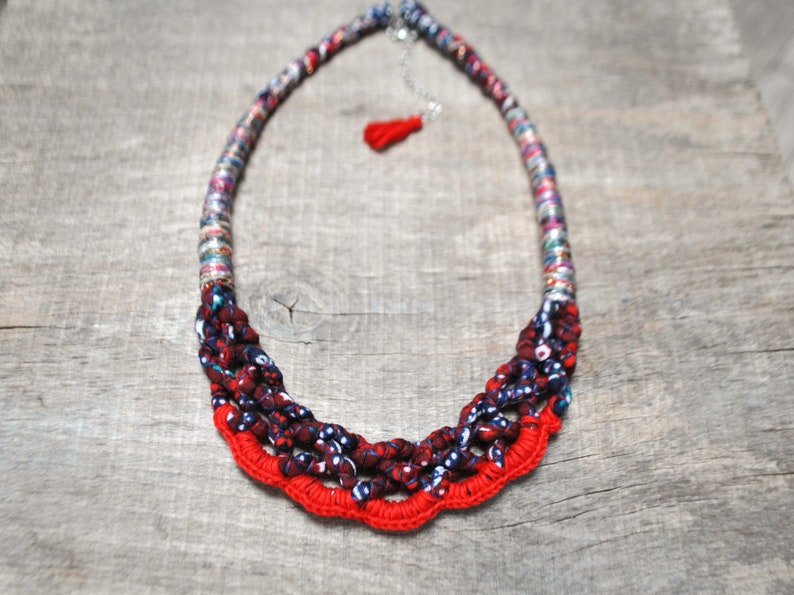 collar único de tela trenzada larga, collar de declaración rojo azul marino para mujer boho, collar de babero folclórico con estampado de flores, joyería sin desperdicio imagen 7