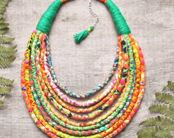 Collar de tela Ankara colorido, gargantilla africana gruesa y llamativa de varias capas, collar étnico, hecho a mano y sostenible
