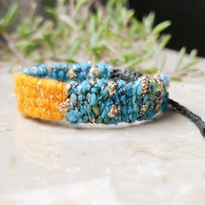 Pulsera de tela texturizada tejida a mano: brazalete de fibra tejida bicolor brillante, joyería textil bohemia