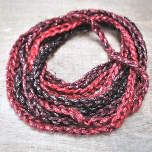 Bufanda larga y fina de crochet estilo bohemio, collar de hilo rojo burdeos, accesorio suave y acogedor para la primavera.