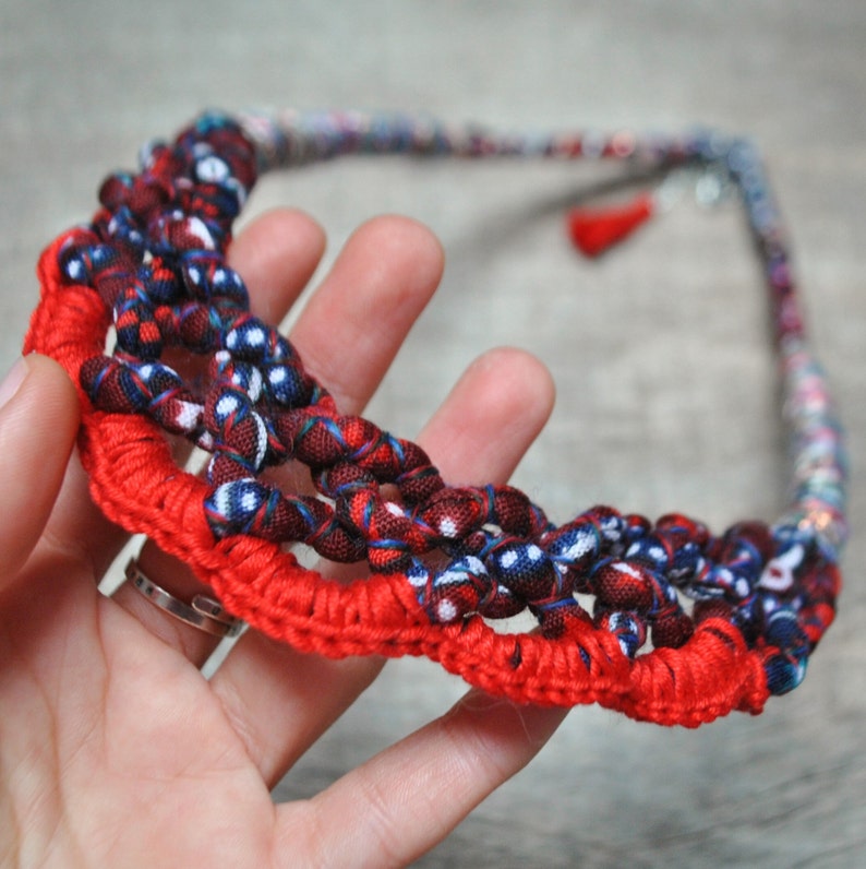 collar único de tela trenzada larga, collar de declaración rojo azul marino para mujer boho, collar de babero folclórico con estampado de flores, joyería sin desperdicio imagen 1