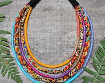 collana di corda colorata brillante intrecciata, collana di dichiarazione multicolore per donne boho, collana etnica con cordoncino avvolto in filato, gioielli in tessuto primaverile