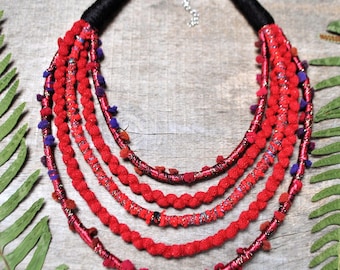 Handgeweven donkerrode stoffen ketting, glanzende bordeauxrode textielketting, boho pompon statement sieraden