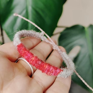 Pulsera tejida fina beige y roja de edición limitada: pulsera de la amistad ajustable, joyería de tela bohemia, accesorio de otoño
