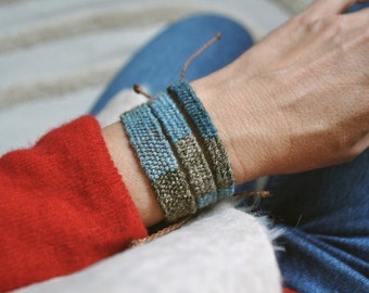 Pulsera tejida en telar de edición limitada, pulsera textil boho de colores terrosos, pulsera de puño de tela, pulsera de festival, joya de moda lenta