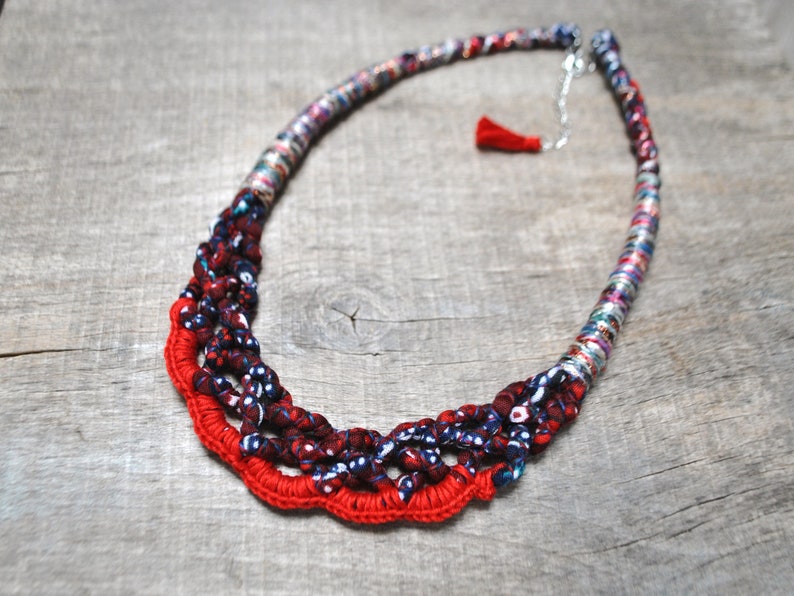 collar único de tela trenzada larga, collar de declaración rojo azul marino para mujer boho, collar de babero folclórico con estampado de flores, joyería sin desperdicio imagen 4