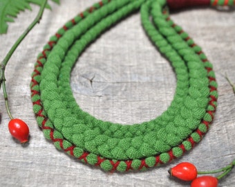 Grüne gestrickte Textilhalskette, geflochtene Statement-Halskette, Boho-Outfit