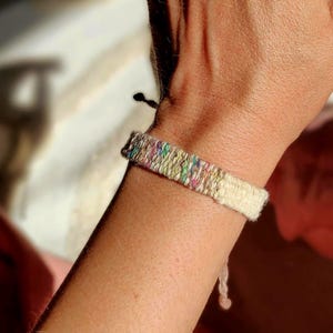 Pulsera única de lino y algodón tejida a mano: brazalete bohemio de textil, joyería artística de fibra natural.