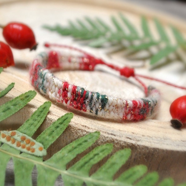 handgewebtes Boho Armband, dunkel grün rot geflochtenes Textilarmband, handgewebtes Boho Armband für Weihnachtsoutfit, kleine Weihnachtsgeschenke