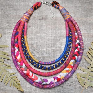 Bunte Stoffkette, Bib Halskette, geflochtener Folklore Schmuck, Ethno Tribal Halskette, Boho Chic Geburtstagsgeschenk für Sie