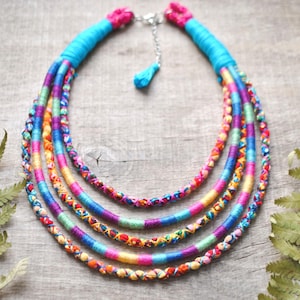 Bunte Statement ethnische Halskette, Handgewebte Boho Stoff Halskette, mehrsträngiger afrikanischer Schmuck, Upcycled Baumwolle