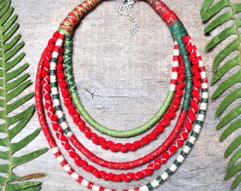 collar de Navidad tejido brillante para mujer, collar de declaración verde y rojo, collar de tela en capas boho, joyería textil de moda navideña