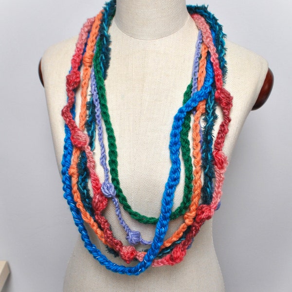 Collana primaverile con sciarpa sottile all'uncinetto, collana colorata a doppio avvolgimento, cravatta boho, accessori hippie boho