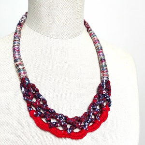 collar único de tela trenzada larga, collar de declaración rojo azul marino para mujer boho, collar de babero folclórico con estampado de flores, joyería sin desperdicio imagen 10