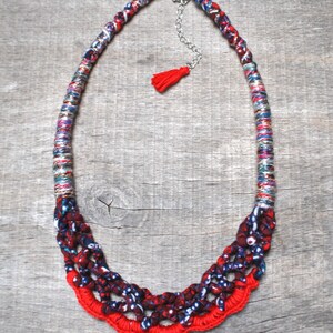 collar único de tela trenzada larga, collar de declaración rojo azul marino para mujer boho, collar de babero folclórico con estampado de flores, joyería sin desperdicio imagen 9